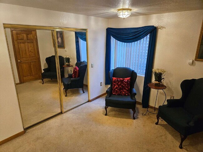 Building Photo - 5 Bedroom/ 4 Bath Two-Story in Governors Place