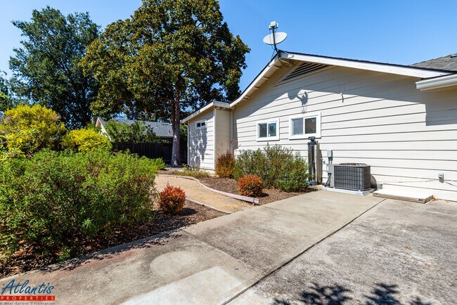 Building Photo - Gorgeous Home | Hardwood Flooring | A/C | Prime Location