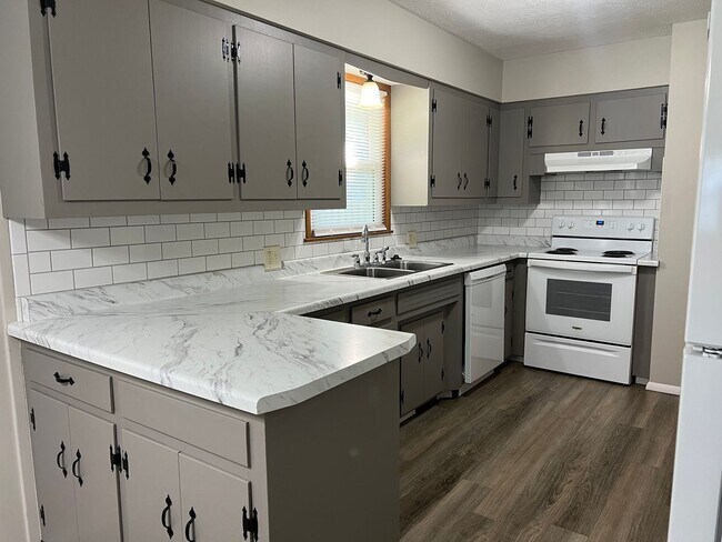 Building Photo - Well-Maintained 3 Bed / 2 Bath near Mercy Hospital