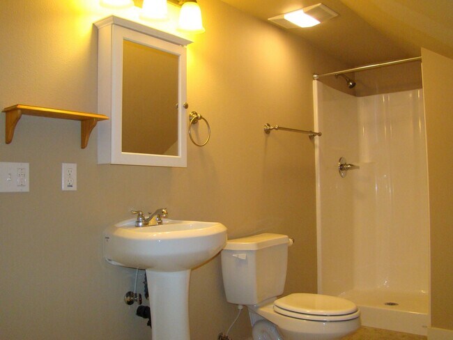 Building Photo - Charming 3 bedroom, 2 bath home