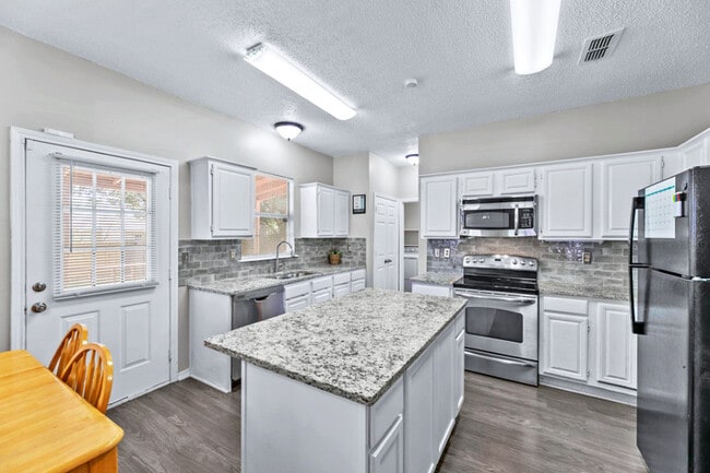 Building Photo - 2715 Woodlark Dr