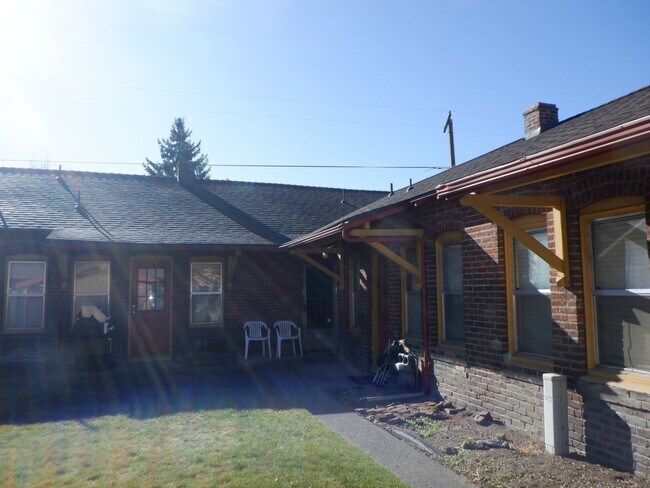 Building Photo - Historic Downtown Bend 1 Bed/1 Bath - Harriman Street