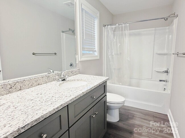 Building Photo - 921 Pineridge St SE