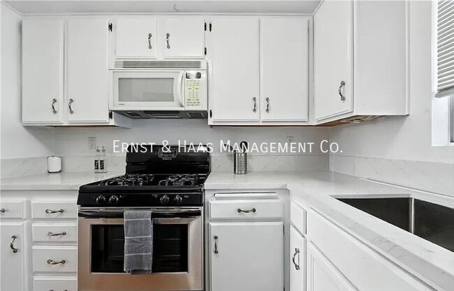 Building Photo - 955 E 3rd St