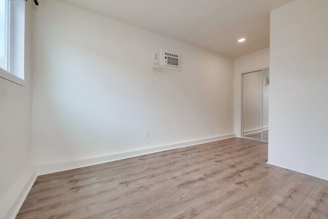 Building Photo - Valley Village