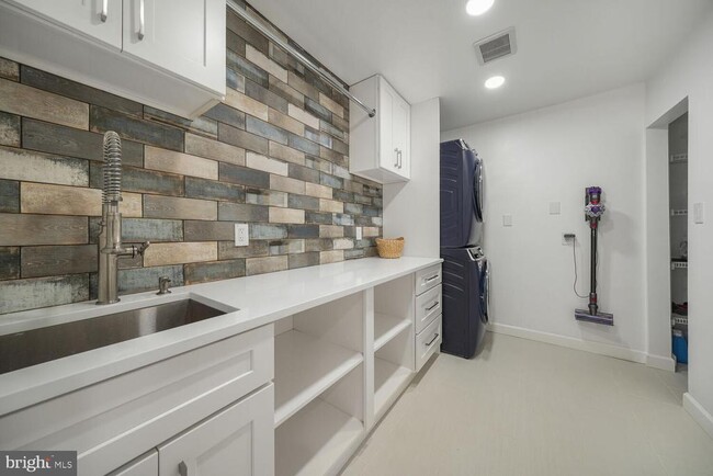 Building Photo - 4622 N Dittmar Rd