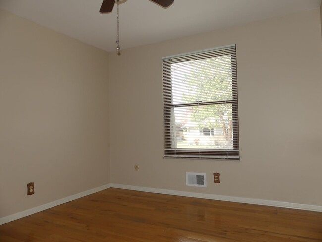 Building Photo - Remodeled 4 bedroom! Fenced backyard! 2 Ca...