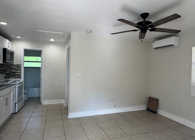 Building Photo - 10022 N Lantana Ave