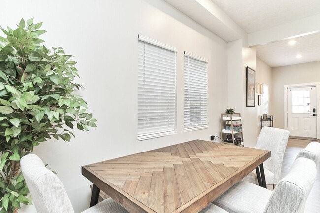 Building Photo - Fully Furnished 2BD Duplex in the Heart of downtown Indy!