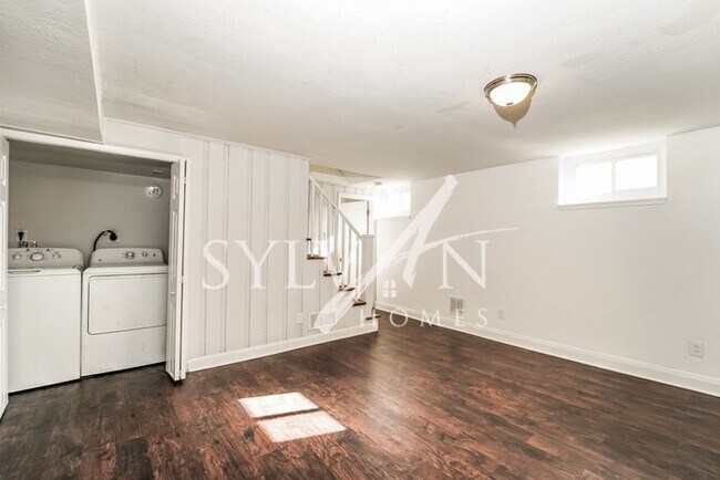 Building Photo - Updated 3 bedroom end unit townhome!