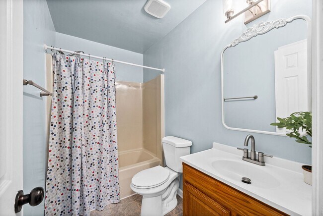 Building Photo - 1409 Janet Way Dr