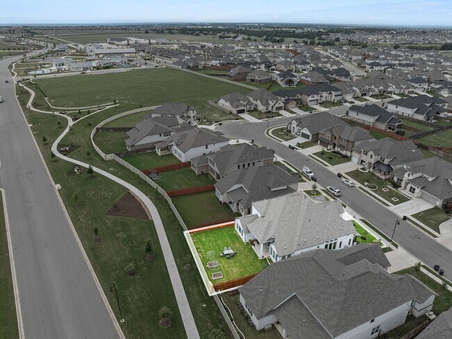 Building Photo - 372 Hollister Dr