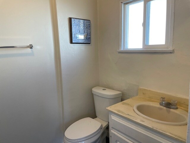 Building Photo - 243 W Elm Ave