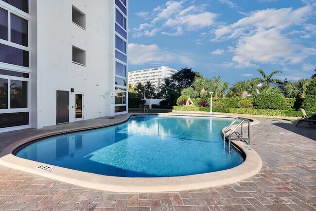 Building Photo - 2715 N Ocean Blvd