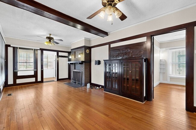 Building Photo - Downtown BUNGALOW 2 Bedroom 1 Bath