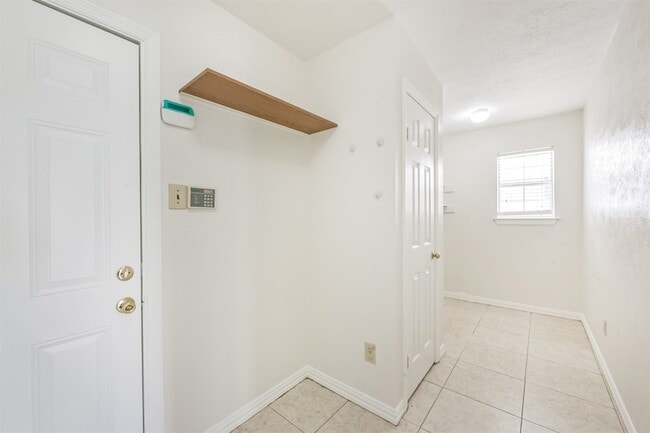 Building Photo - 7063 River Garden Dr