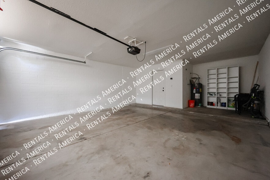 Building Photo - 2902 W Straford Dr