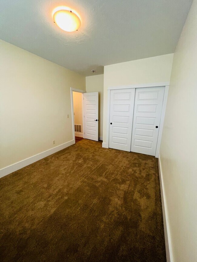 Building Photo - Newer Home - 3 Bedroom - 2 Bath - Hamilton