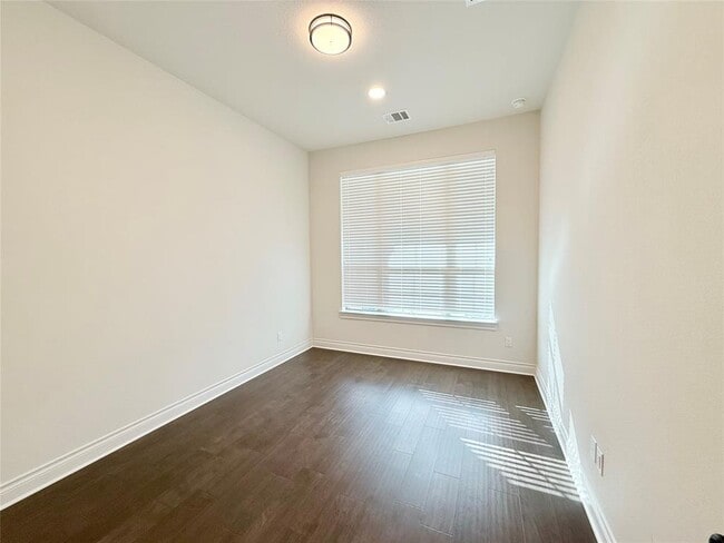 Building Photo - 113 Low River Ln