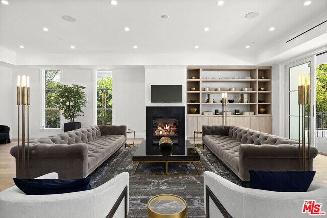 Building Photo - 722 N Camden Dr