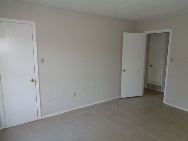 Building Photo - 5164 Woody Dr