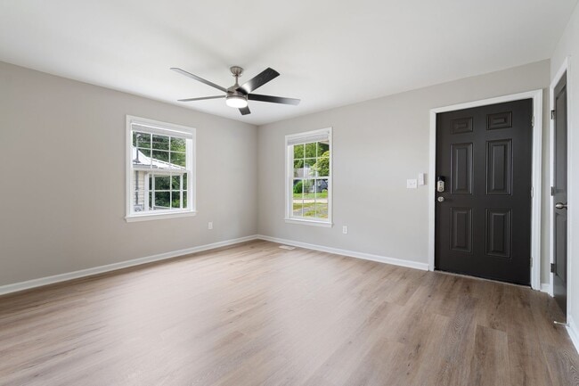 Building Photo - Freshly Updated 3 Bed, 2 Bath Home in Prime Durham Location! Early August Available