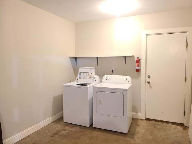 Building Photo - 409 E Shandon Ave