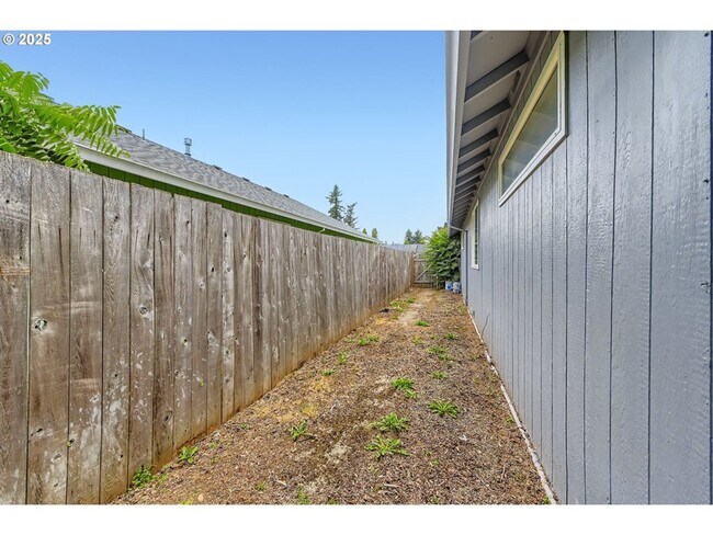 Building Photo - Charming One - Level