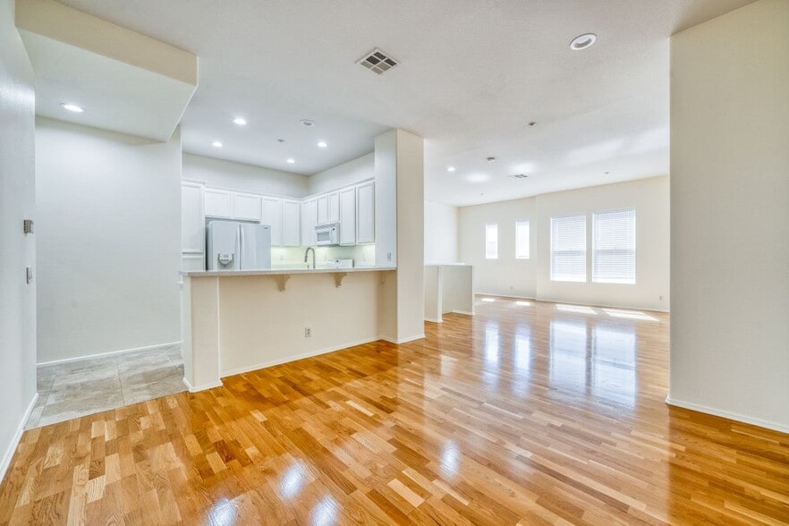 Building Photo - 1133 Jewett Dr