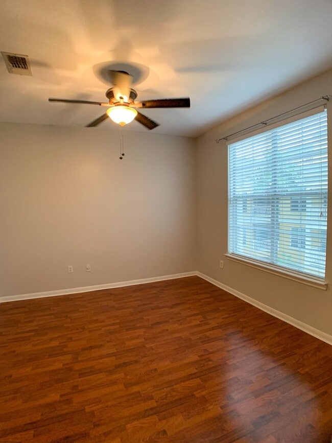 Building Photo - New listing 2/2 with pool view