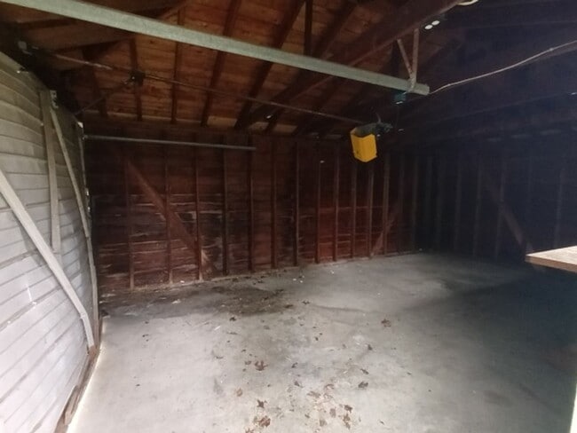 Building Photo - EAST SIDE - 3bd Brick Bungalow $1100/mo