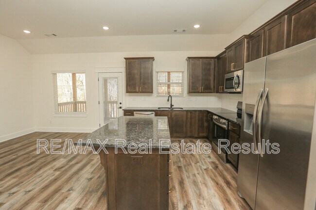 Building Photo - 12 Celtic Dr