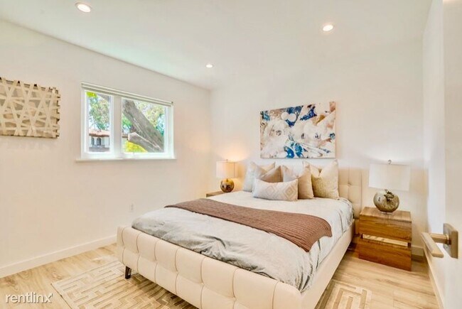 Building Photo - 2 br, 1 bath Apartment - 562 N Kenmore Ave