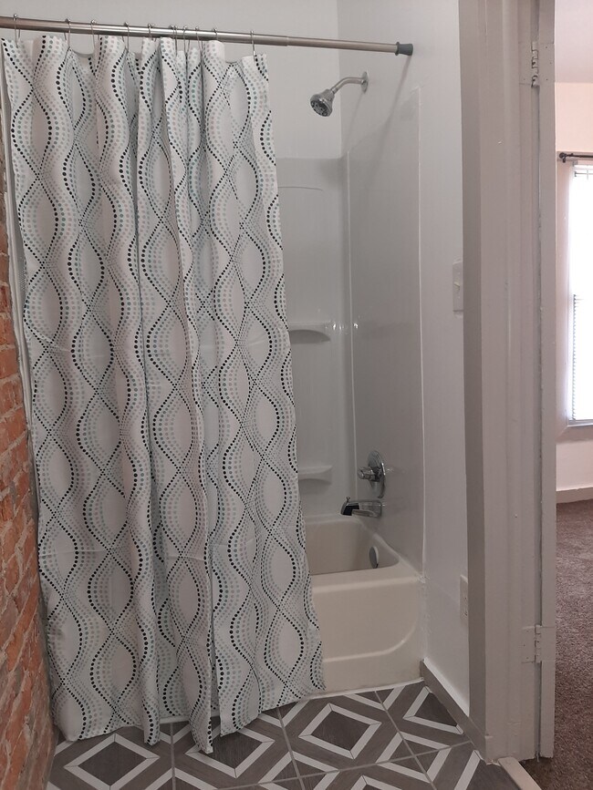 Tub/Shower Combo - 567 E Whittier St