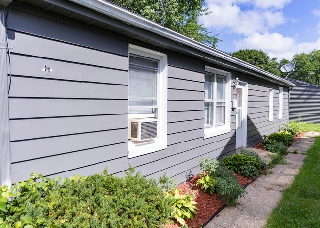 Building Photo - 3023 Parkside Ave