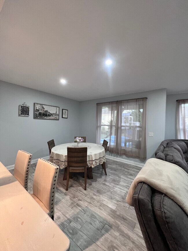 Building Photo - 5009 El Molino Dr