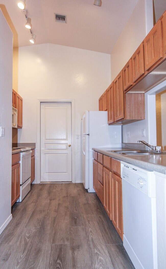 Building Photo - 4531 N Spring Dr