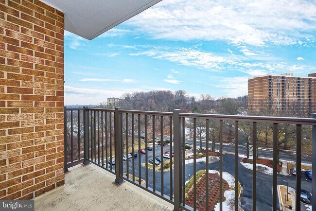 Building Photo - 2300 Pimmit Dr