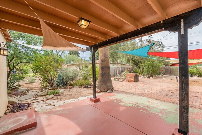 Building Photo - 2333 E Drachman St