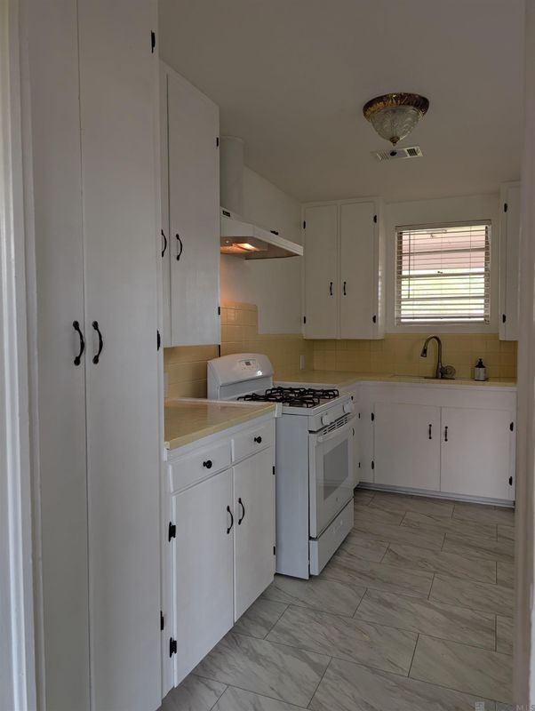 Building Photo - 235 Burgin Ave