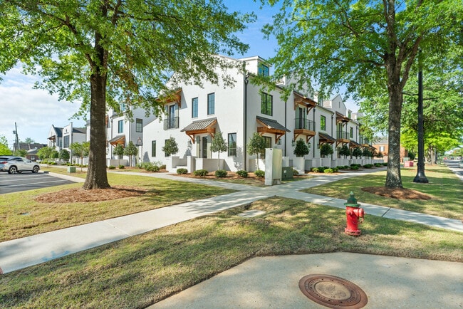 Building Photo - 2209 Paul W Bryant Dr