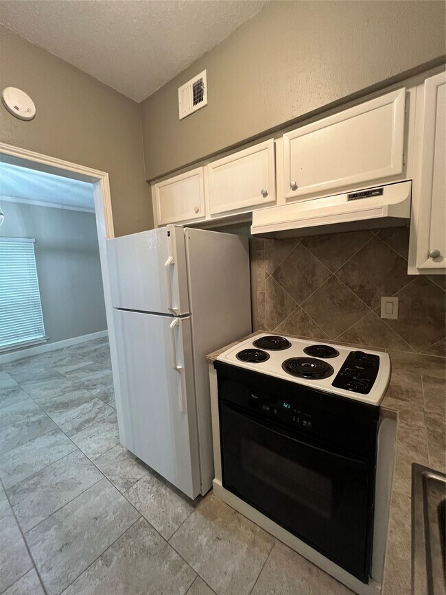 Building Photo - 2100 Tanglewilde St