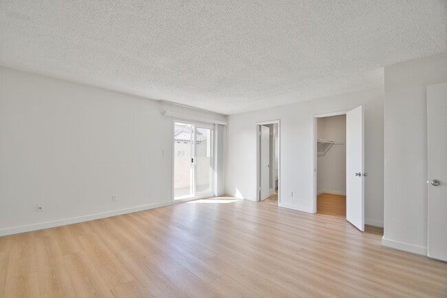 Building Photo - j125