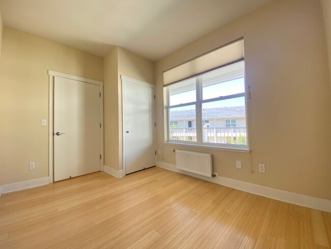 Building Photo - Spacious 3 bed/2bath Penthouse Unit Downto...