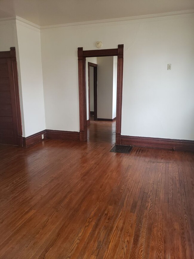 Building Photo - 2 BR Apartment Near Promenade Park