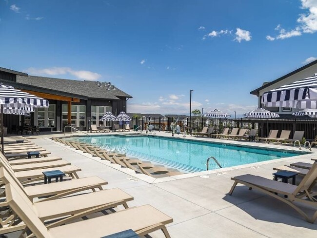 RESORT STYLE POOL l Valley View - Valley View