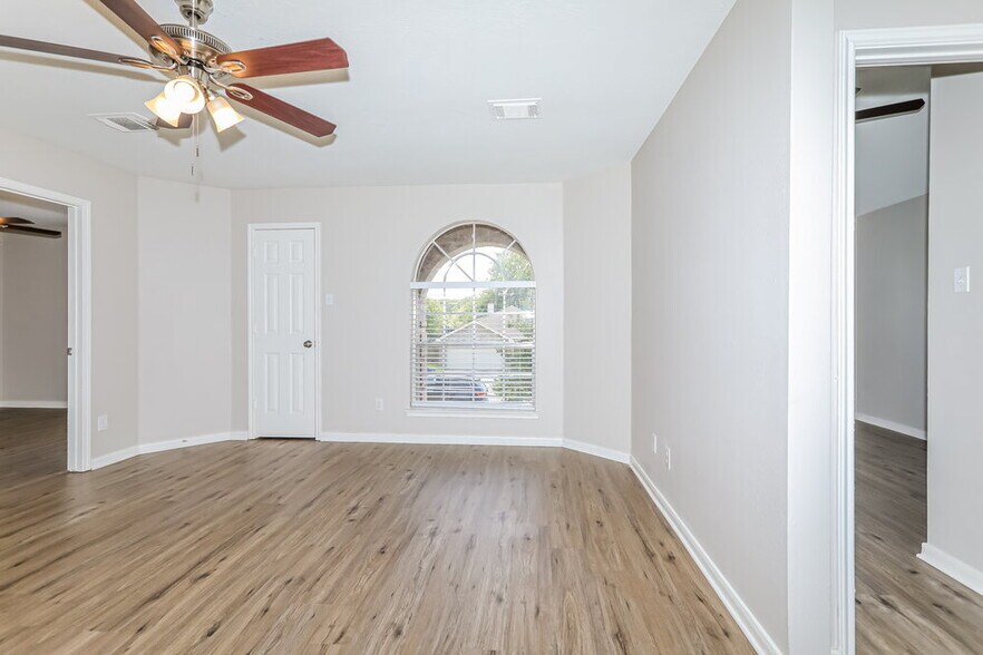 Building Photo - 10410 Enchanted
