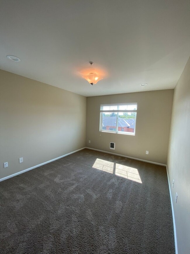 Building Photo - 4 Bed  2.5 Bath Redmond Townhome