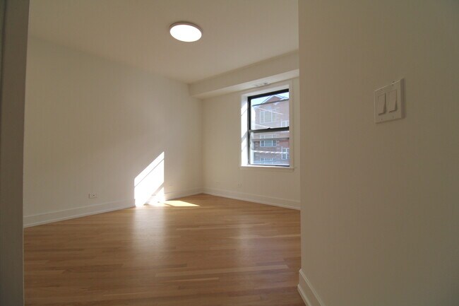 Building Photo - 933 N Ashland Ave