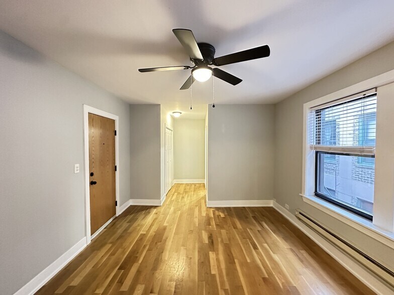 Building Photo - 430 W Roscoe St